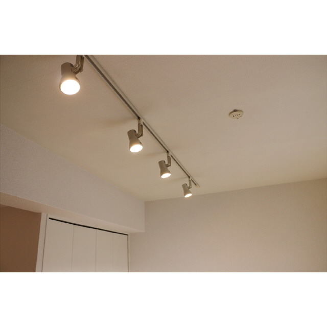 その他設備　天井照明が室内をライトアップ