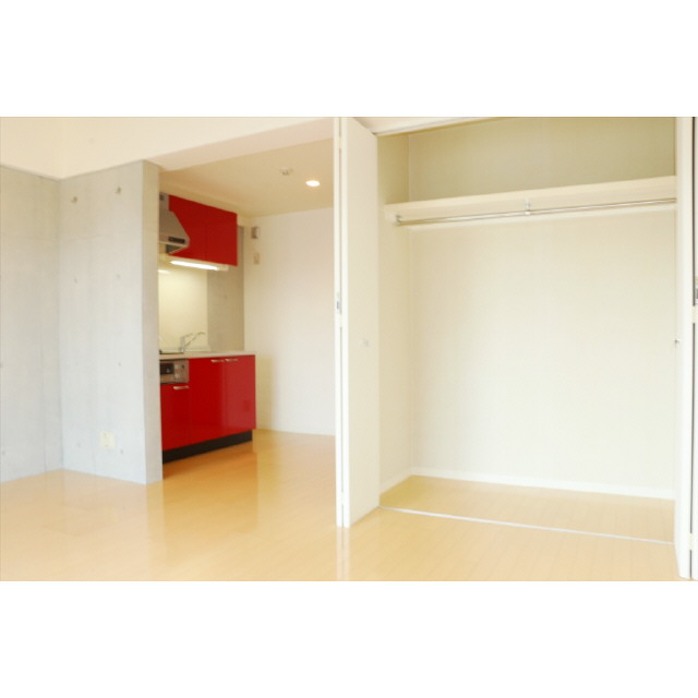 その他部屋・スペース　パッションレッドの建具・コンクリート壁