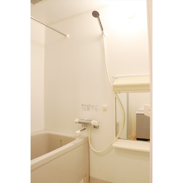 バス・シャワールーム　サーモスタット水洗・浴室鏡付き