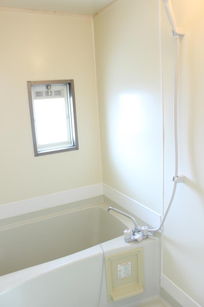 バス・シャワールーム　換気用の窓付きです!
