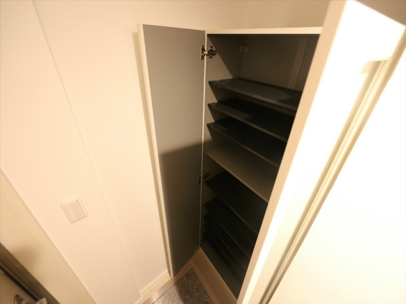 玄関　玄関　シューズボックス付（収納充実してます）