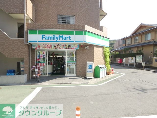 コンビニ　ファミリーマート（コンビニ）まで640m