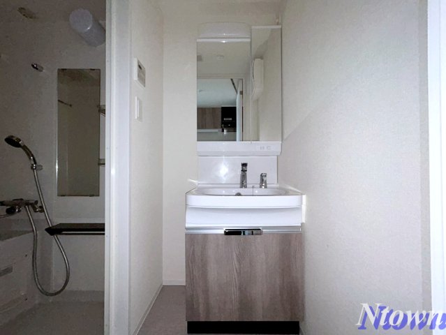 洗面設備　独立洗面化粧台が付いています