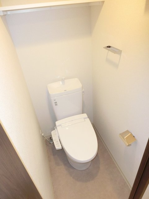 トイレ　同物件別号室の写真です。