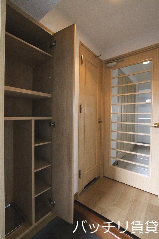 玄関　画像は別号室タイプの為、現状を優先致します。