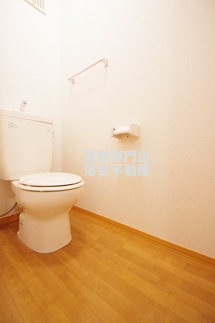 トイレ　落ち着いた色調のトイレ