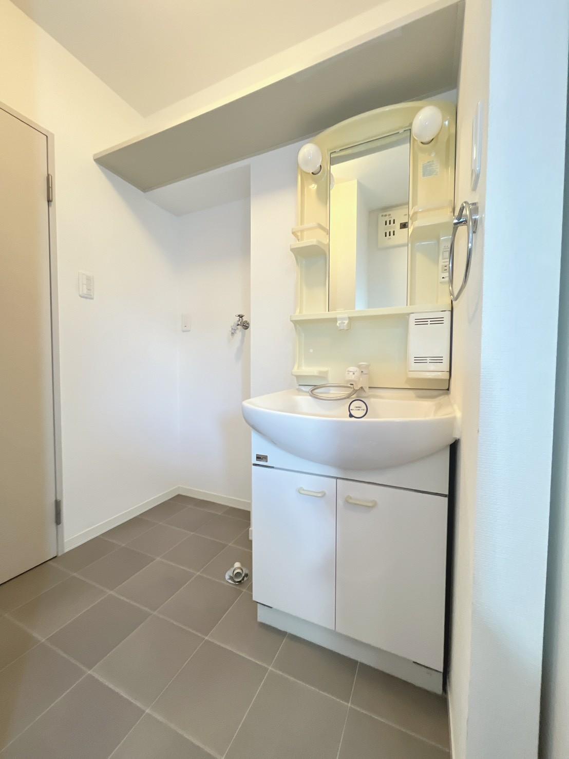 洗面設備　シャンプードレッサー＆洗濯機置き場