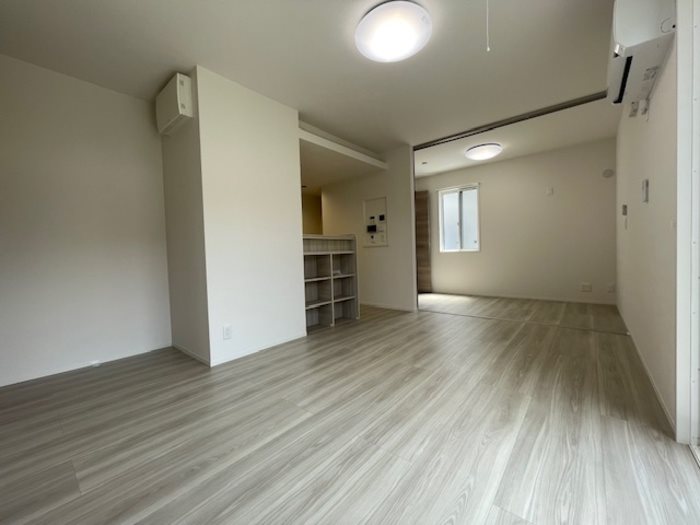 居室・リビング　※別号室の写真です。