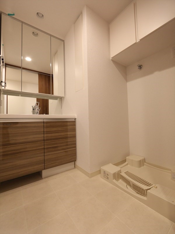 洗面設備　脱衣所　独立洗面台（シャンプードレッサー付）