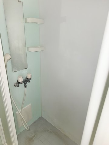 バス・シャワールーム　清掃前の写真となります。