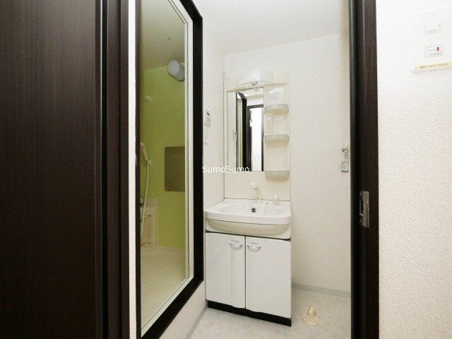 洗面設備　明るい洗面所です