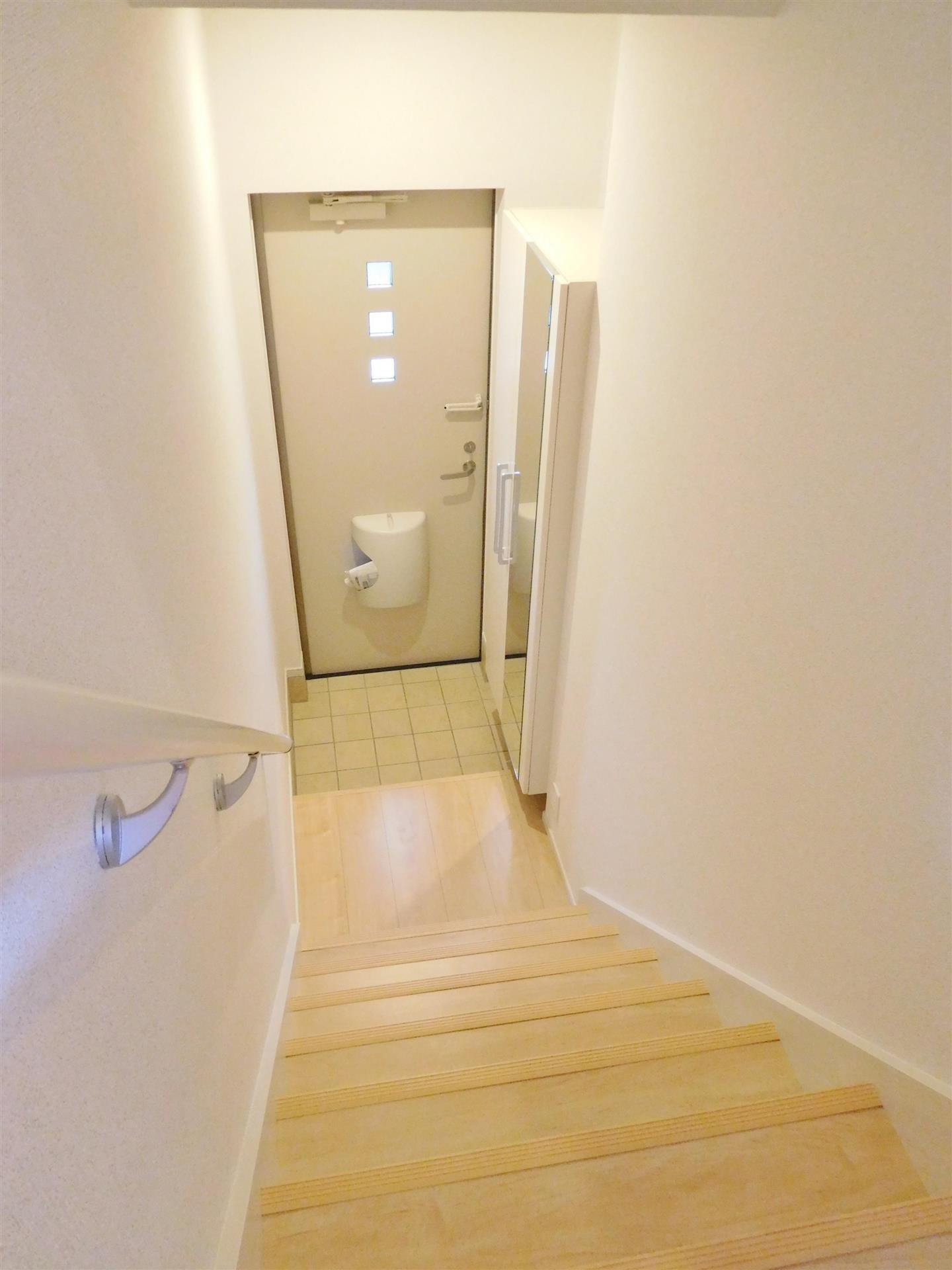 玄関　※同タイプの別物件の写真です※