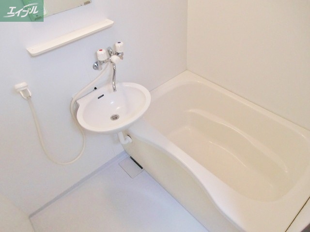 バス・シャワールーム　同物件別部屋の写真です