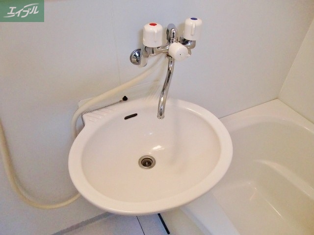 洗面設備　同物件別部屋の写真です