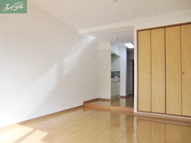 居室・リビング　同物件別部屋の写真です