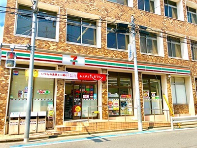 コンビニ　セブンイレブン 足立4丁目店（コンビニ）まで530m