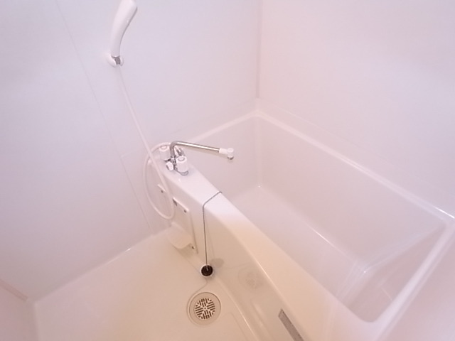 バス・シャワールーム　お風呂・トイレ別のセパレートです。