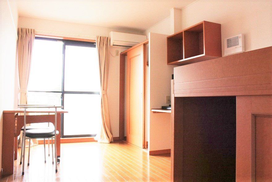 居室・リビング　1階フローリング　2階カーペット