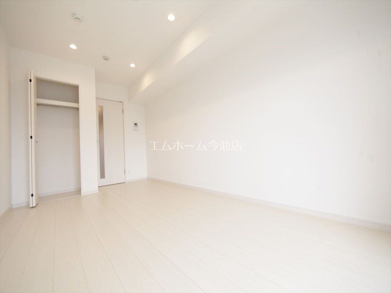 その他　洋室8.4帖　エアコン付　南向きバルコニーに面しています