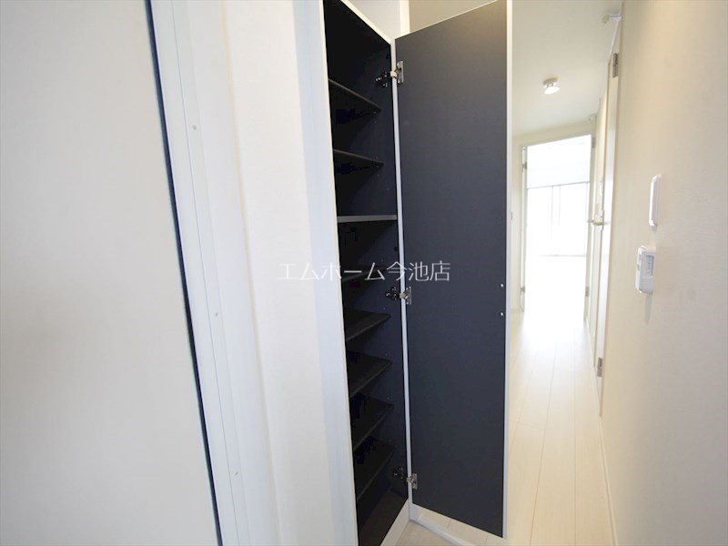 玄関　玄関　シューズボックス付