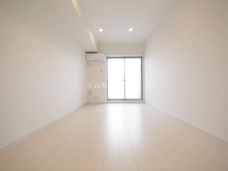 その他部屋・スペース　洋室8.4帖　エアコン付　南向きバルコニーに面しています