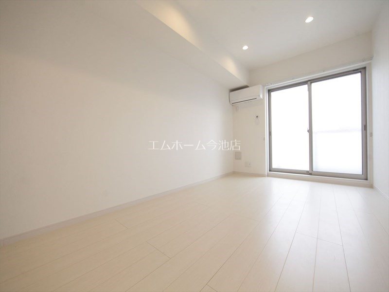 バルコニー　洋室8.4帖　エアコン付　南向きバルコニーに面しています