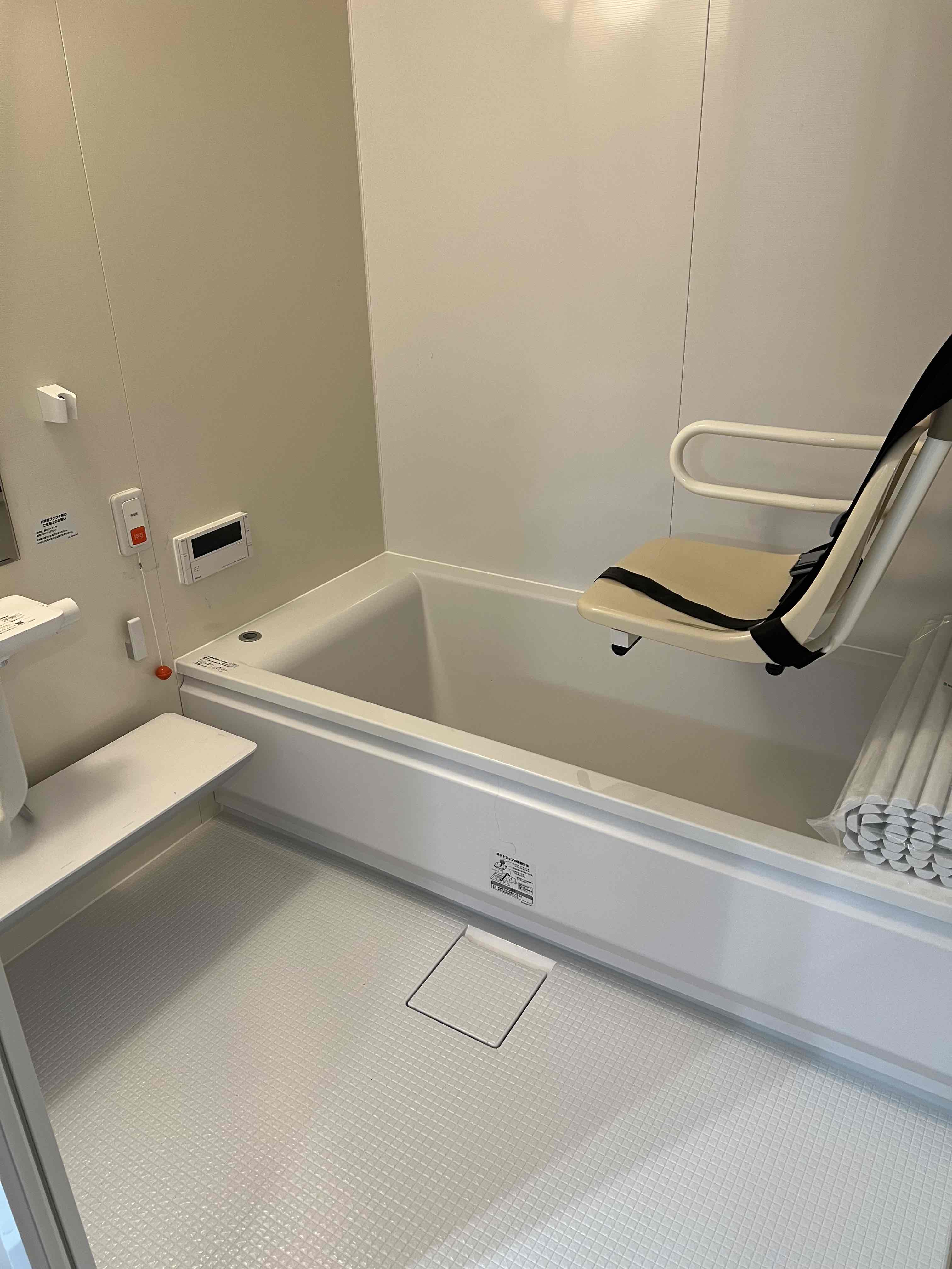 バス・シャワールーム　電動スライドチェア・アルソック24時間緊急ボタン付き