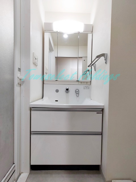 洗面設備　明るい洗面所です