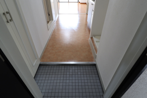 玄関　※別号室の写真です。