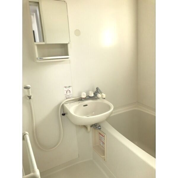 バス・シャワールーム　8帖(エアコン付)+クローゼット