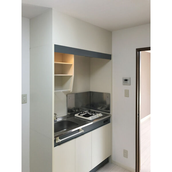 バルコニー　窓横に物干し金物あり