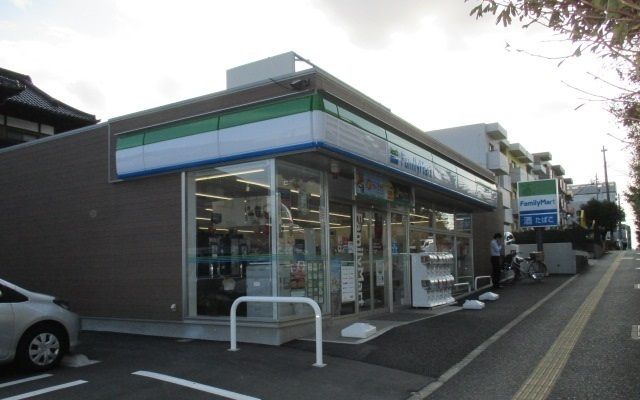 コンビニ　ファミリーマート（コンビニ）まで700m