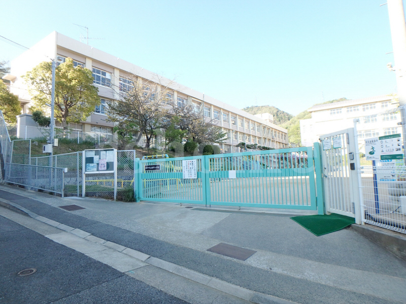 小学校　鶴甲小学校（小学校）まで528m