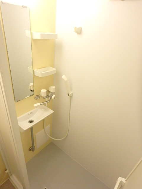 バス・シャワールーム　シャワールームには棚もあり便利です