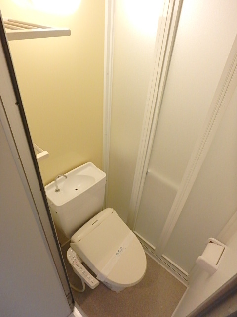 トイレ　洗浄便座付きのトイレはシャワールーム別室です