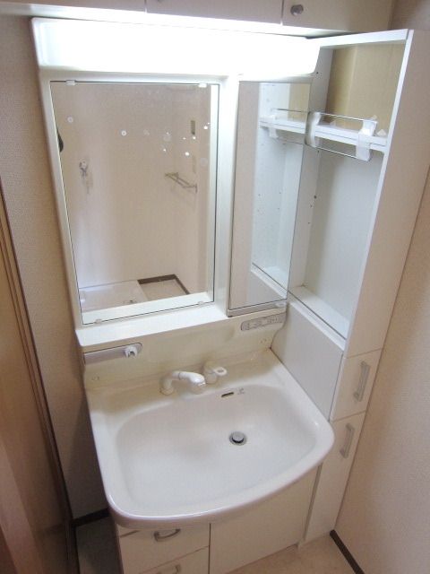 洗面設備　★鏡の大きい収納です★