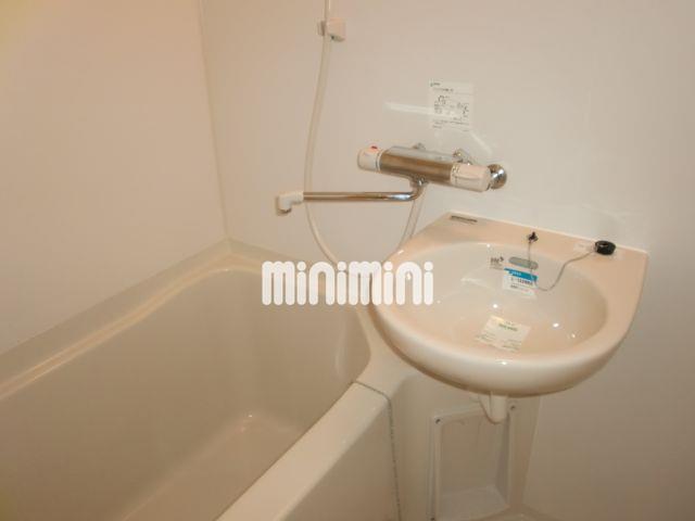 洗面設備　広々としたお風呂で日頃の疲れを取って下さい。