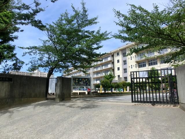小学校　横須賀小学校（小学校）まで720m