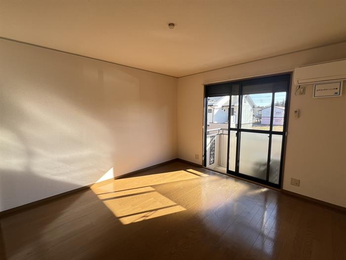 居室・リビング　日当たり良好の8帖になります♪