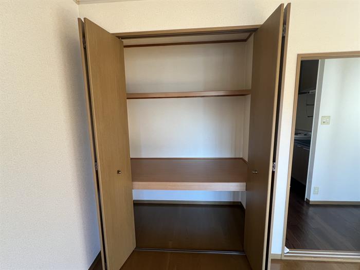 洗面設備　大きな収納があります。