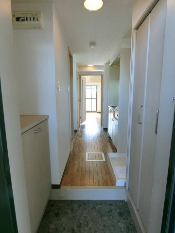 玄関　シューズボックスと玄関収納付き