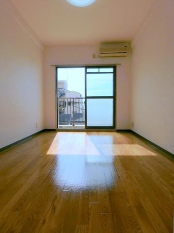 居室・リビング　南向きで明るい洋室