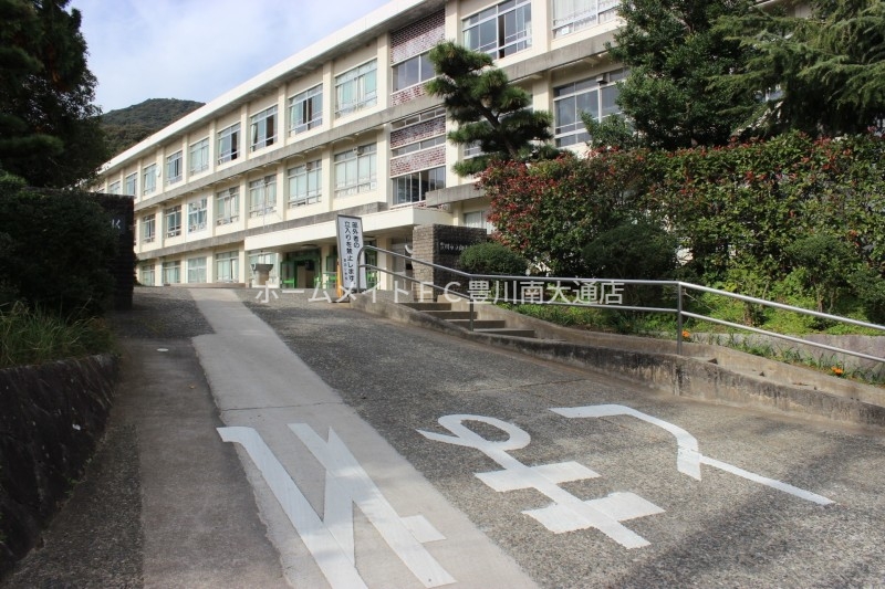 小学校　豊川市立御油小学校（小学校）まで704m