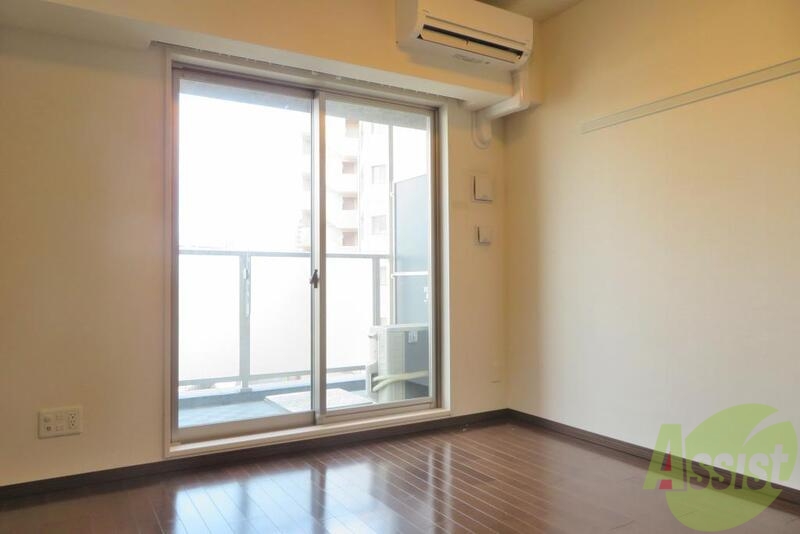 居室・リビング　窓が二つあるので明るさや開放感が有りますね。お部屋も広々。