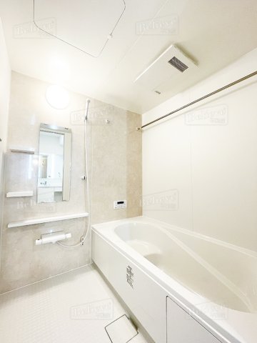 バス・シャワールーム　追い焚き機能付きのお風呂です♪