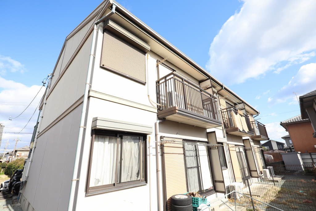 建物外観　三重交通「柳山」バス停まで徒歩６分、近鉄名古屋線「津駅」乗…