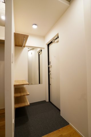 玄関　※別部屋の参考写真です。