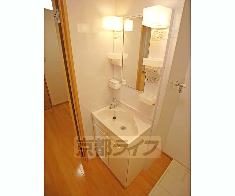 洗面設備　綺麗な洗面台です。