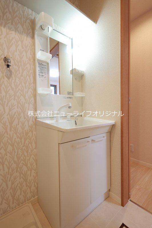 洗面設備　シャワー付き洗面台で忙しい朝でも楽に身支度が出来ます！