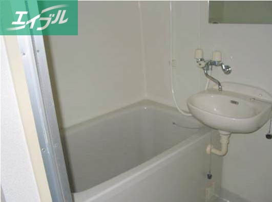 バス・シャワールーム　同物件の別のお部屋の写真です。実際とは異なります。